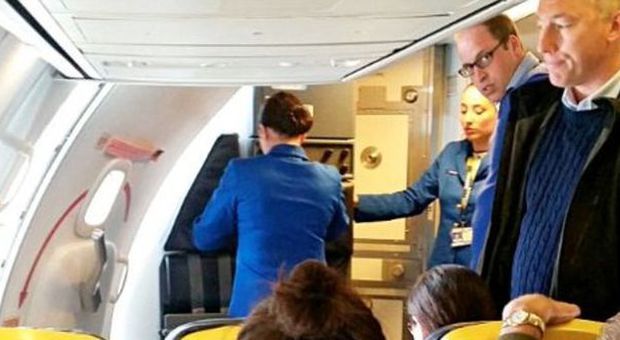 Il principe William vola low cost: i passeggeri lo fotografano su un aereo Ryanair