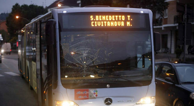 L'autobus con il cruscotto rotto (foto Cicchini)