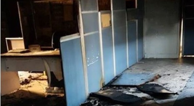 Napoli, fiamme in un ufficio del cimitero di Poggioreale: distrutti faldoni di documenti all'indomani del maxi sequestro