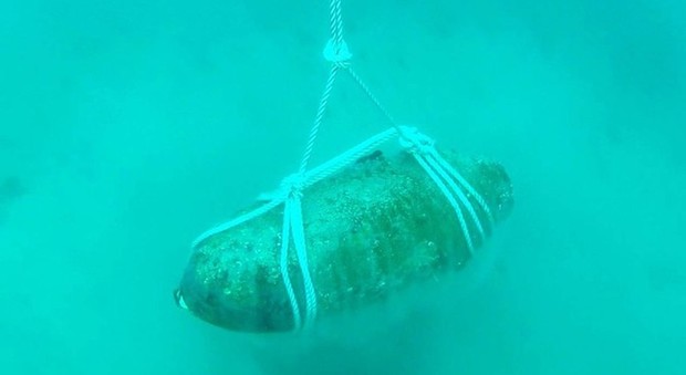 Brilla l'ordigno bellico a carica speciale ritrovato nel mare di Capo Miseno