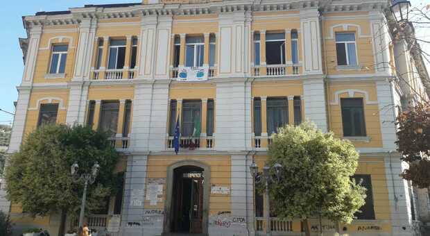 Nocera Inferiore, mamma davanti scuola si abbassa il pantalone: «Il mio cu** più bello del tuo»