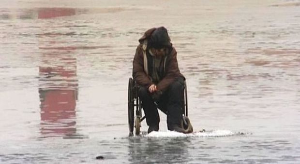 Abbandona l'amico disabile sul fiume ghiacciato durante la pesca: "Mi ero stancato di aspettare"