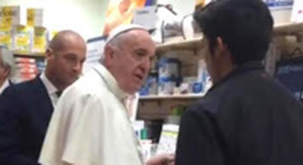 Papa Francesco, shopping a sorpresa in farmacia per acquistare le scarpe