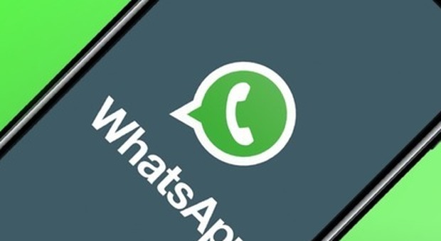 Addio alle chat dei genitori: il Comune vieta i gruppi Whatsapp nelle scuole