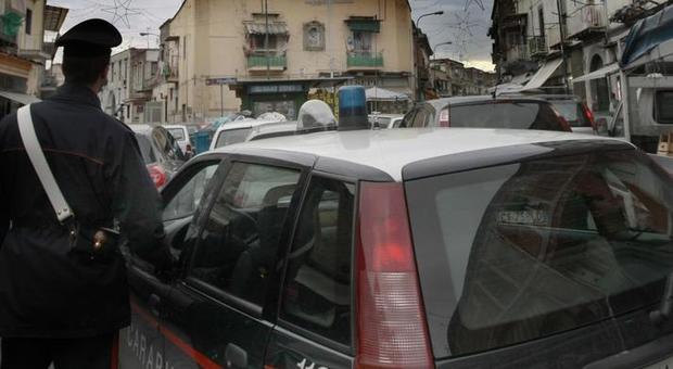 Napoli, cercano di scappare all’arresto ma cadono dal tetto: carabinieri soccorrono due ladri