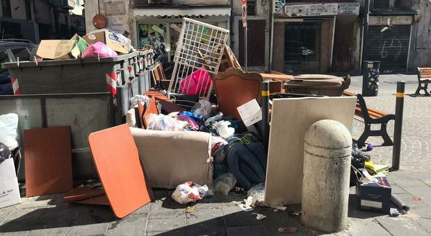 Napoli, la piazza rovinata dall'inciviltà: ingombranti a terra da giorni