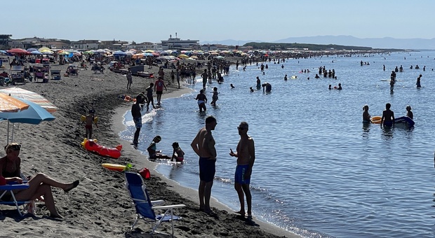 La spiaggia di Montalto Marina affollata
