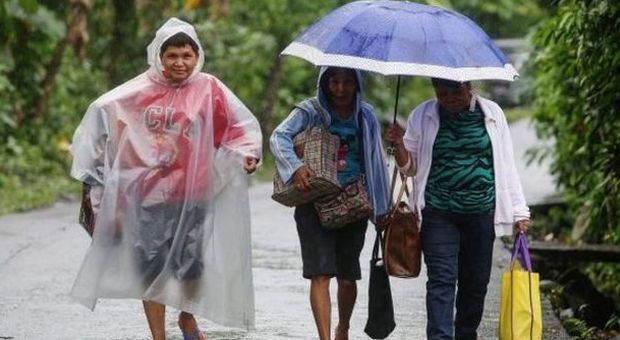 Filippine, paura per il passaggio del tifone Melor: evacuate oltre 700mila persone
