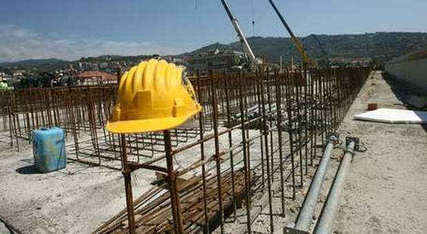 Piacenza, muore operaio travolto da un blocco di cemento il primo maggio
