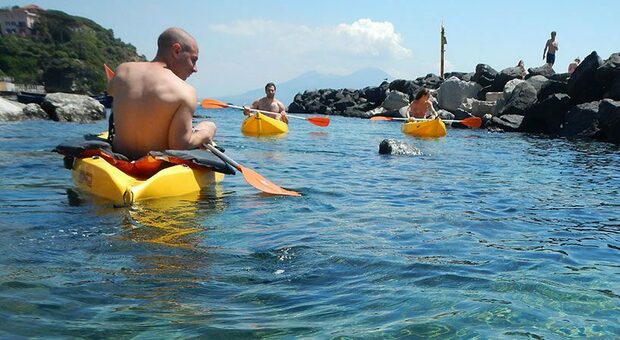 Kayak a Posillipo, canoista in difficoltà si rifugia su uno scoglio: salvato