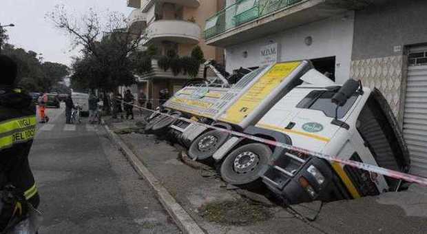Pescara, camion per la pulizia delle fogne sprofonda per intero nel marciapiede di via Pepe Foto