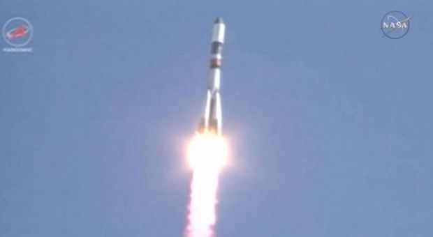Spazio, in orbita il cargo russo Progress spinto dal razzo Soyuz: rifornimenti in vista per la stazione internazionale