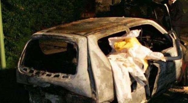 Trovata un'auto bruciata con due cadaveri carbonizzati dentro