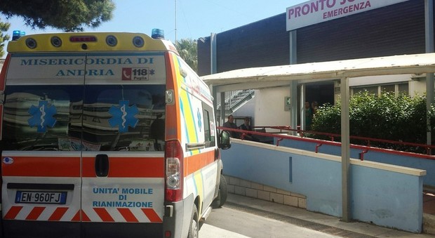 Porta in ospedale un motociclista morto, poi scappa: giallo in Puglia