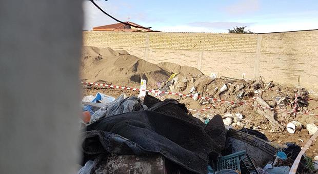 Scoperta una discarica di rifiuti sotto la casa abusiva abbattuta