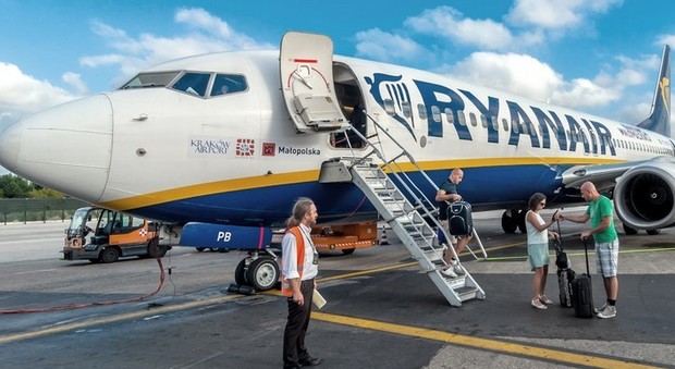 Passeggero su volo Ryanair non vuol star seduto vicino a donna di colore: caos a bordo