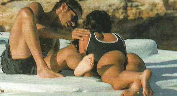 Valentino Rossi, vacanza sullo yacht con la fidanzata Francesca Sofia Novello che rimane in topless