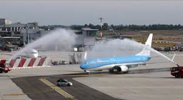 Il centenario di KLM, angelo d'acqua accoglie i passeggeri della compagnia olandese