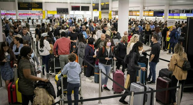 Caos aeroporti in Gb, guasti e poco personale Centinaia di voli cancellati, ressa negli scali