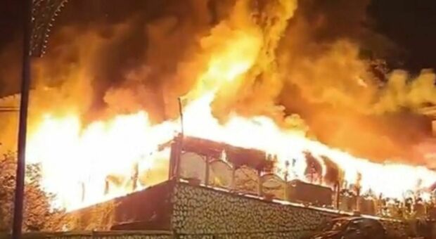 Incendio al ristorante affollato durante la cena, 8 ustionati: attimi di terrore e clienti in fuga