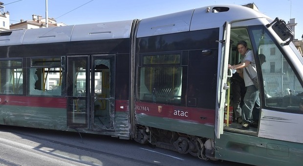 Incidente bus-tram, l’autista dell’Atac sotto choc: «È arrivato come un proiettile»