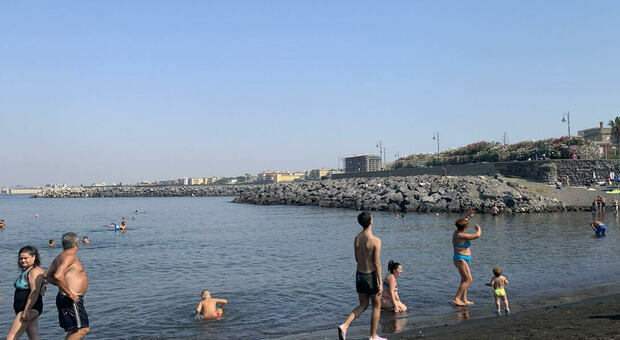 Anguria di traverso, rischia di soffocare in spiaggia a Portici: salvata dal bagnino