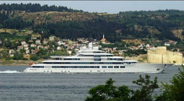 Putin, risolto il mistero dello yacht da 140 metri: ecco chi sarebbe il proprietario. A bordo c'è anche un sistema che distrugge i droni