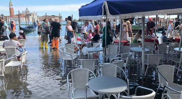 Venezia, tre giorni di maree molto sostenute: picchi fino a 130-140 centimetri. Il Mose entra in azione