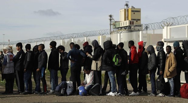 Migranti, sette morti soffocati in un camion-frigo in Libia