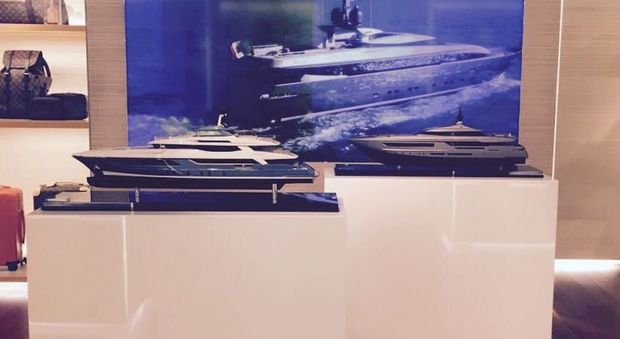 Modellini degli yacht Baglietto in vetrina a Milano (nell'edizione cartacea dell'inserto Nautica è stato erroneamente indicato il nome del marchio Isa)