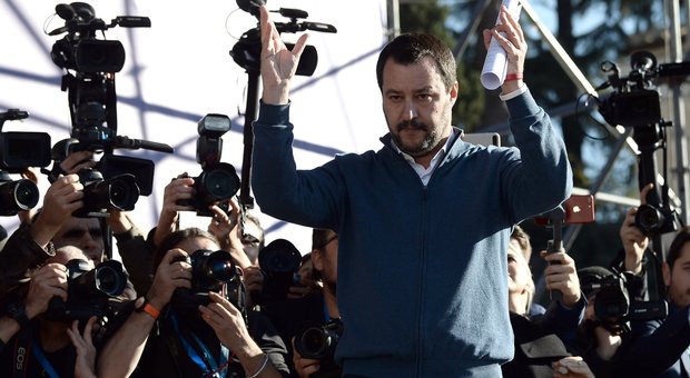 Lancio di uova contro Salvini, 26 antagonisti assolti. Il ministro: «Evviva la giustizia italiana»
