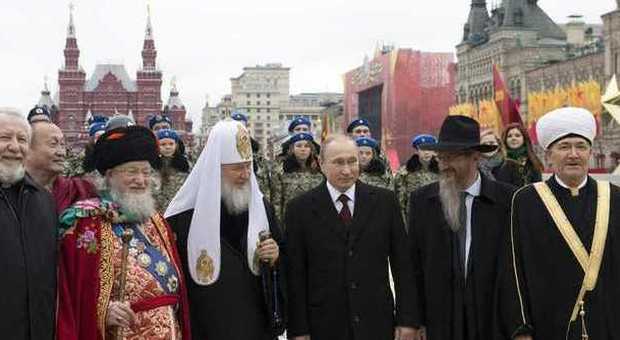 Il Cremlino riavrà i monasteri, la decisione di Putin: sarà demolito un palazzo per ricostruire conventi distrutti da Stalin.