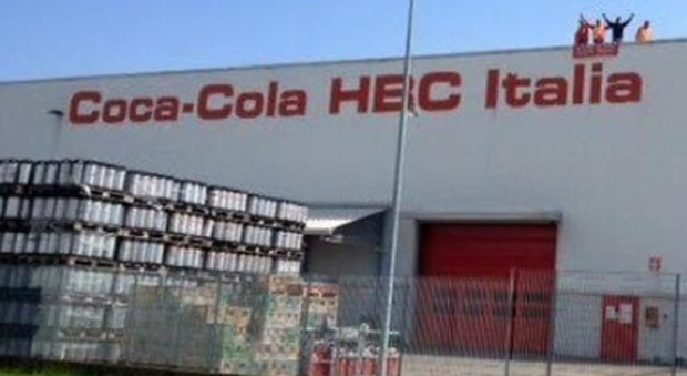 La polizia nello stabilimento della Coca Cola: riparte la produzione