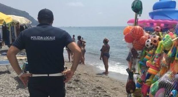 Napoli, ambulanti presi a sassate di spiaggia: uno di loro dovrà essere operato. Caccia a una baby-gang