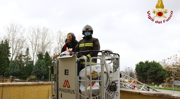 La Befana arriva con i pompieri all'ospedale di Avellino