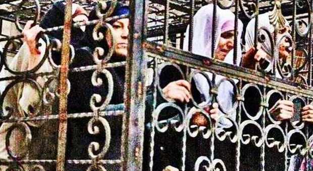 Siria, messi in gabbia e usati come scudi umani dagli islamisti: il dramma degli Alawiti