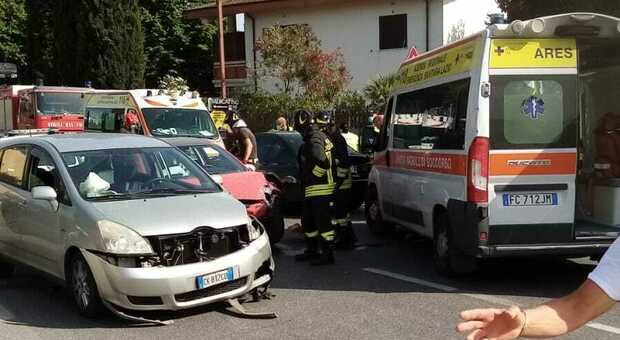 Scontro sulla Casilina, coinvolte tre auto: i conducenti portati in ospedale, traffico in tilt