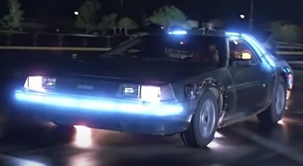 Avvistata la DeLorean di Ritorno al futuro - frame dal video Youtube del film
