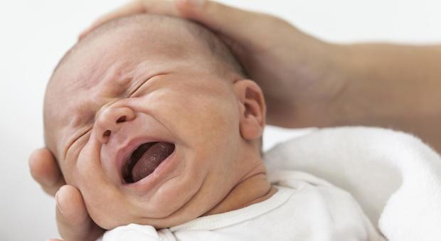 Non scuotere il neonato che piange: i rischi sono gravissimi