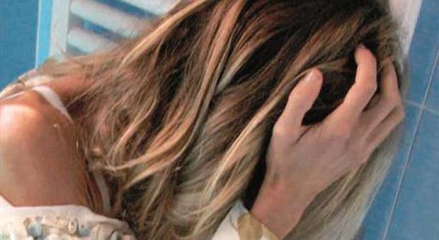 Savona, offre la fidanzatina agli amici e in tre la violentano: arrestate tre giovani promesse del calcio