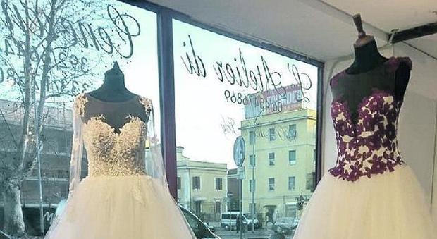 Roma, l'ultima moda è rubare abiti da sposa. Colpo da 100mila euro in via Casilina