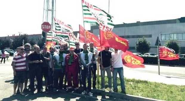 I lavoratori della Abs fuori dai cancelli danno annuncio sciopero