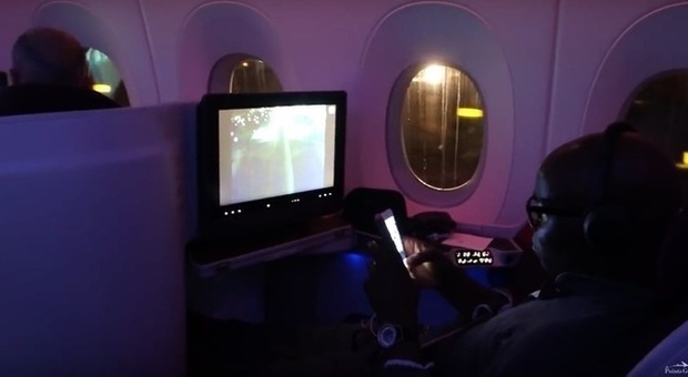 New York, paura sul volo inaugurale dell'A350 della Qatar: frenata improvvisa e panico tra i passeggeri