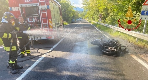 Una moto va a fuoco dopo lo schianto con un'auto: due persone ferite