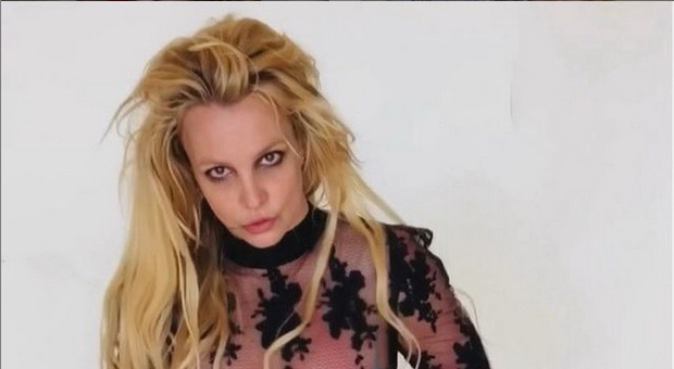 Britney Spears, dopo le accuse choc torna sul social e si scusa con i follower: «Ecco perchè ho finto di stare bene...»