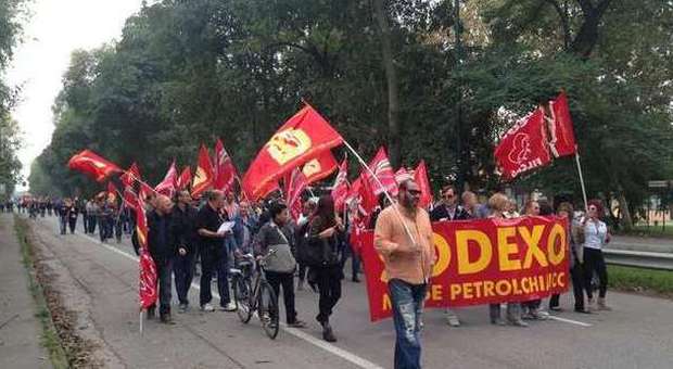 Marghera, lavoratori Cgil in sciopero 200 operai in corteo verso Mestre