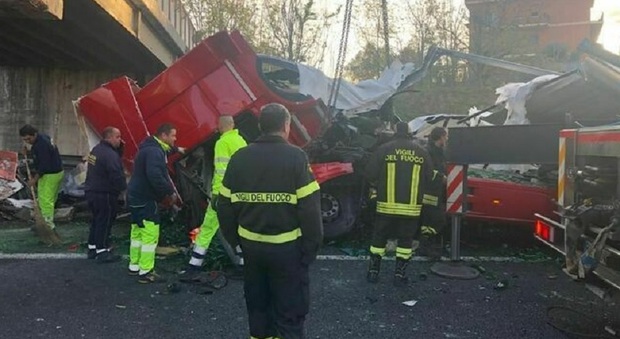 Roma, incidente sul Gra: camion si schianta contro un ponte: un morto, code e rallentamenti