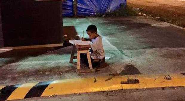 Daniel, il bimbo che fa i compiti sul marciapiede con la luce del McDonald's (Facebook)