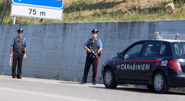 Smontano un'auto d'epoca esposta in parcheggio: scoperti dai carabinieri