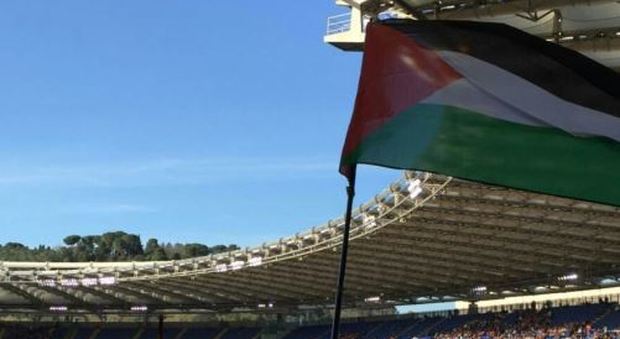 Roma-Fiorentina, in curva Sud spunta la bandiera palestinese
